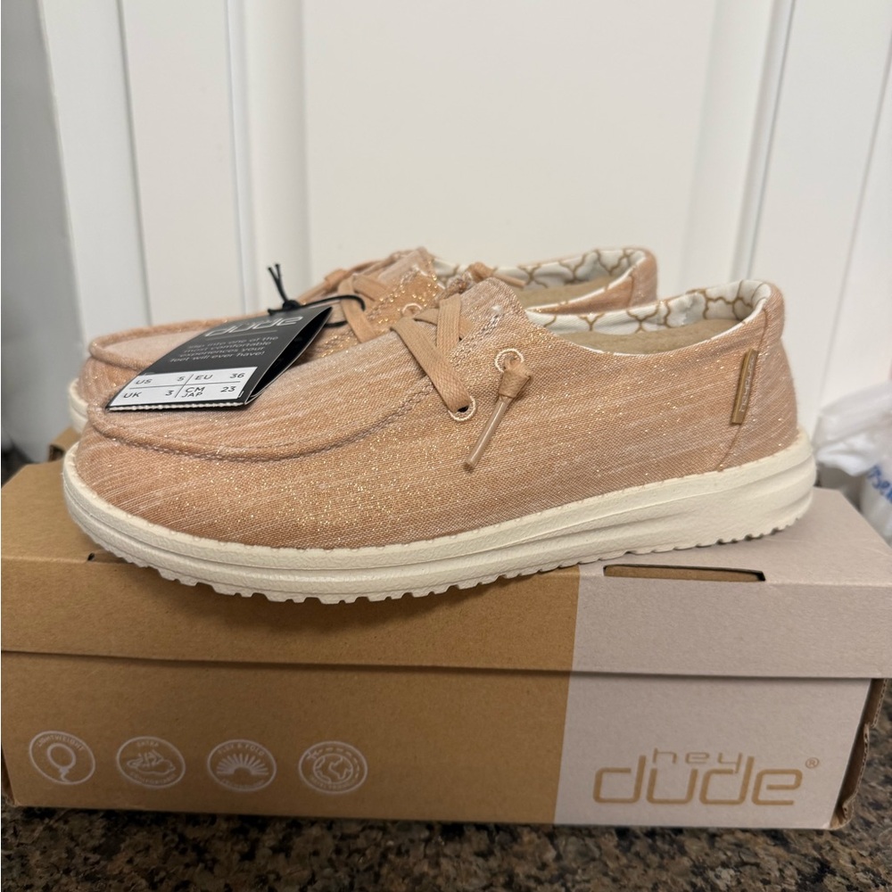 New In Box Wendy Hey Dudes Sparkling Rose Gold Women’s Size 5